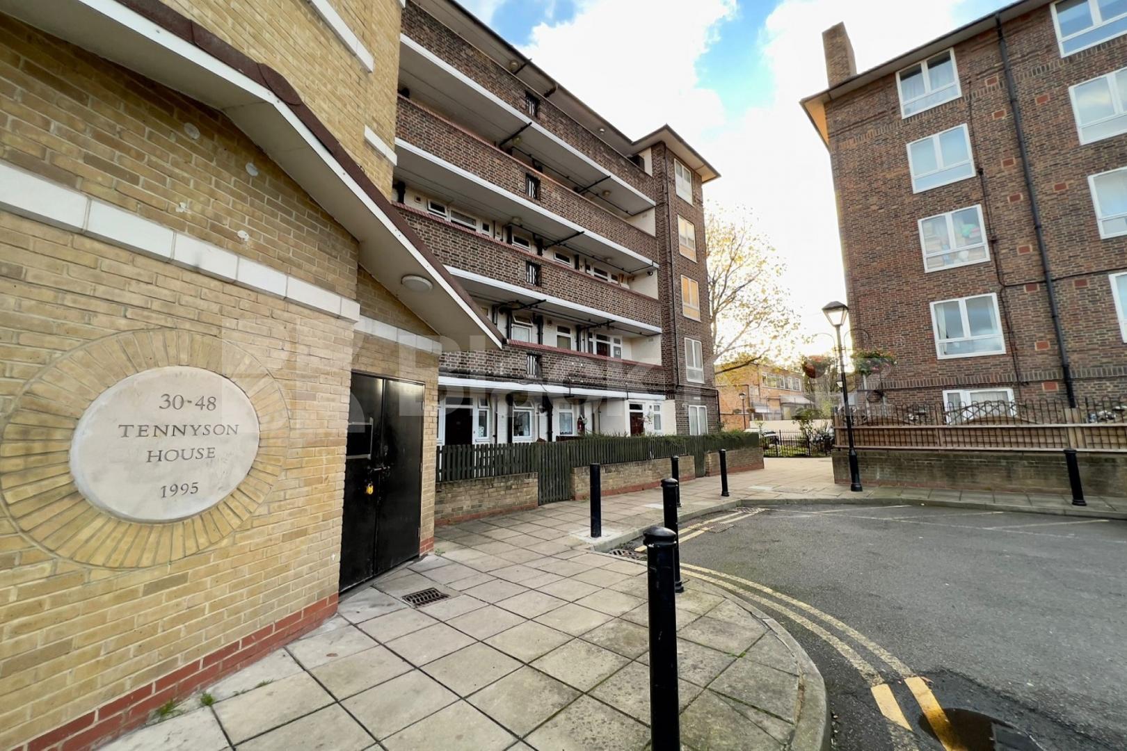 Recently redecorated throughout, wooden floors, white walls & superbly located Browning Street , Elephant and Castle SE17